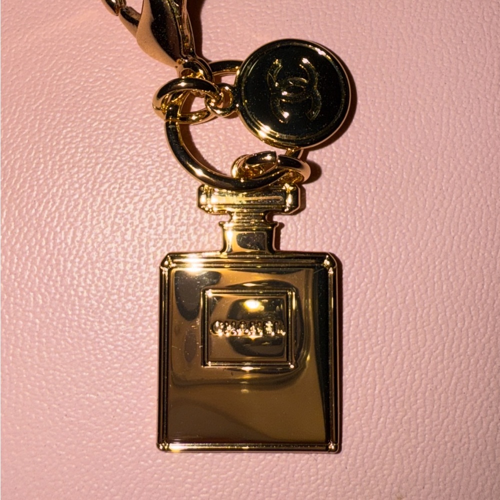 HOLIDAY DOUBLE CC CHARM 2023
WITH CC Logo Bottle IN GOLD COLOR